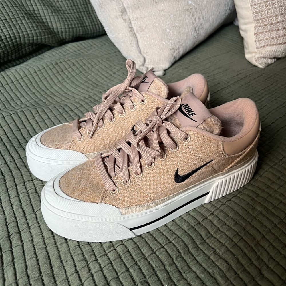 Nike Women's Court Legacy Lift